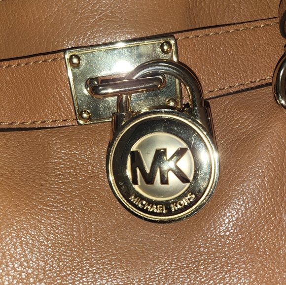 Michael Kors Large Lock Tote - Picture 5 of 7